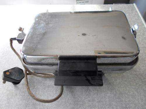 PINEWARE NO: 69 WAFFLE / SANDWICH TOASTER  ( 1970'S TO 1980'S )